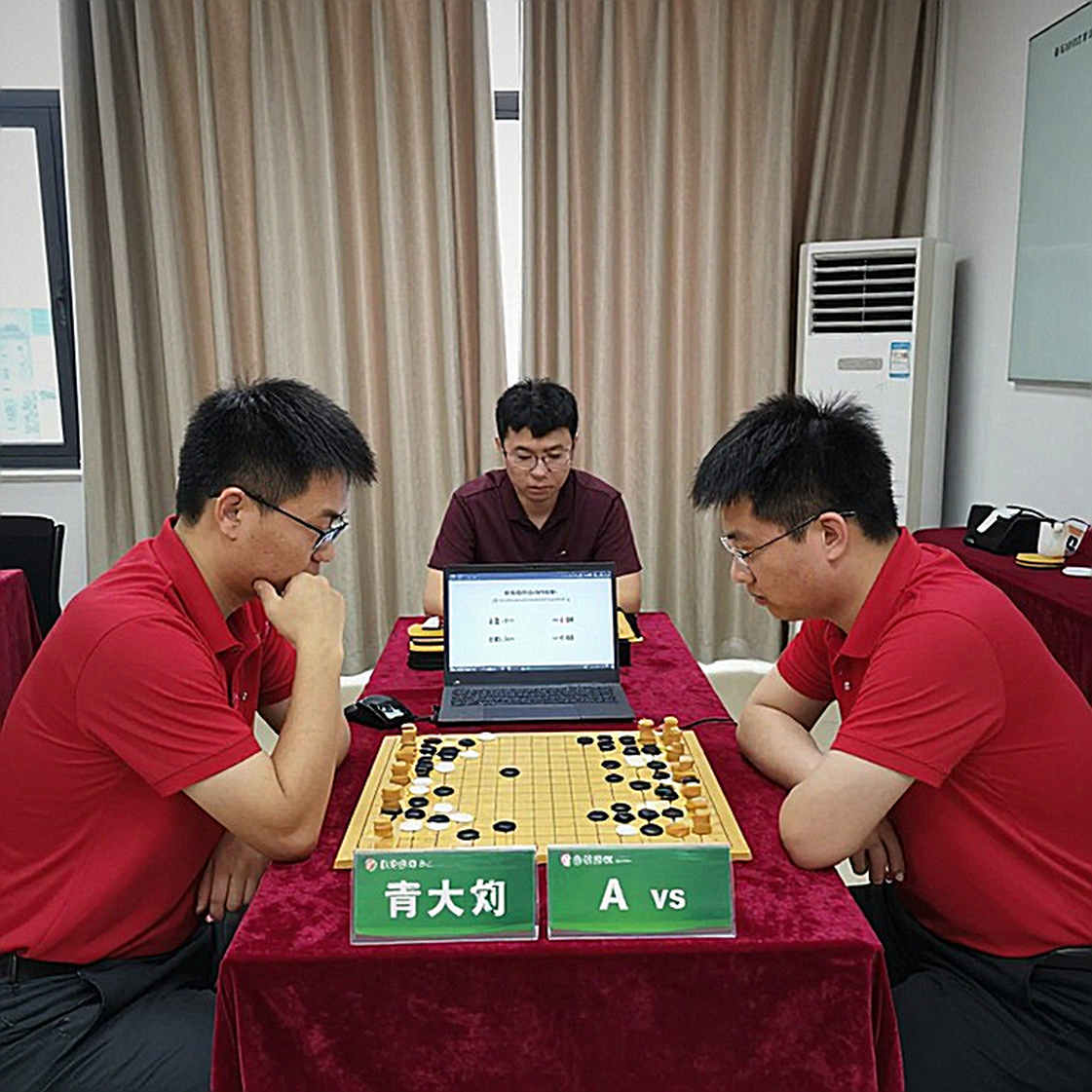 Một giờ đồng hồ, năm cụm biến và cả hệ thống Najdorf: cuộc đua cập nhật lý thuyết không có vạch đích